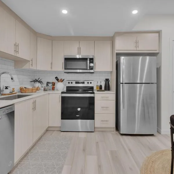 1 BR Suite Stylish Coffee Station Stocked sleep 4, hotel i Edmonton