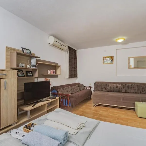 Apartmani Mijailovic PARKING WI-FI AIR CONDITION FREE, hotel in Buljarica