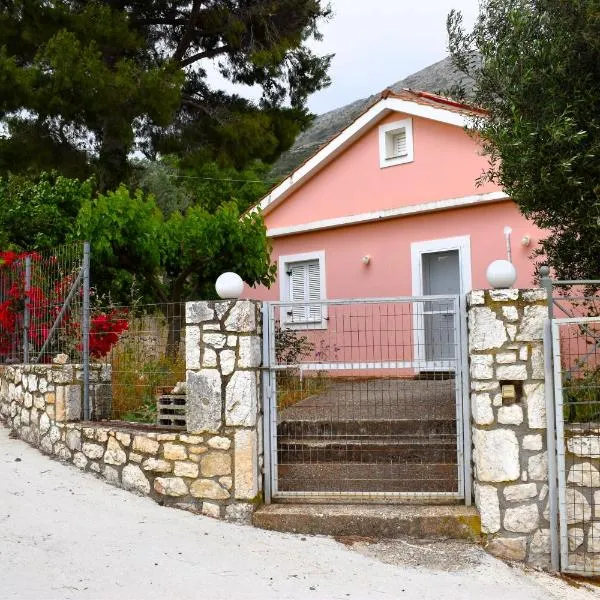 Under the pine tree, hotel em Divarata