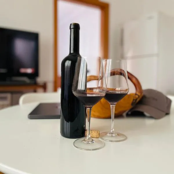 Cozy Central Fier Apartment - Free Parking, Apollonia, Seman beach & Berat, hotell i Fier