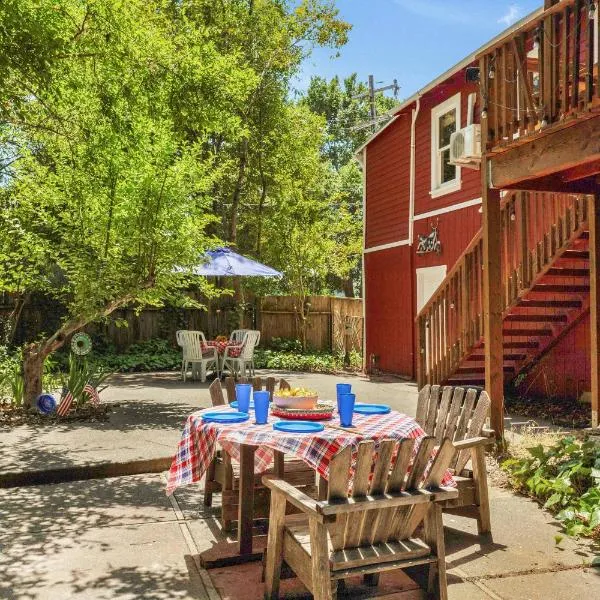 Cozy Riverfront Cabin Just Steps to the Russian River with Beach Access & Wood Stove, hôtel à Guerneville
