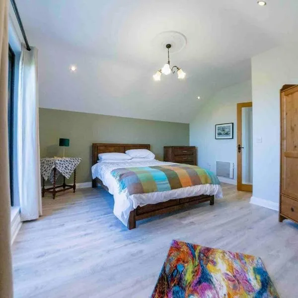 Peaceful Garden Studio near Gorey Sleeps 4 Parking, hotel in Gorey
