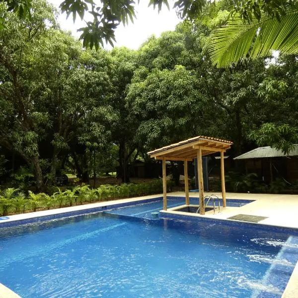 Rusteak Living Retreat in natural and peaceful setting in Canafistula, hotel in Cañafístula