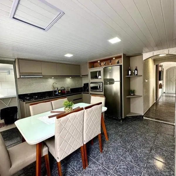 Linda e Ampla Casa Inteira Próxima ao Centro de Criciúma, hotel in Criciúma