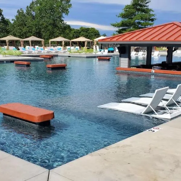 Lake Ozark-1bd1ba-hippo Pool, Regalia Resort, hotel in Lake Ozark
