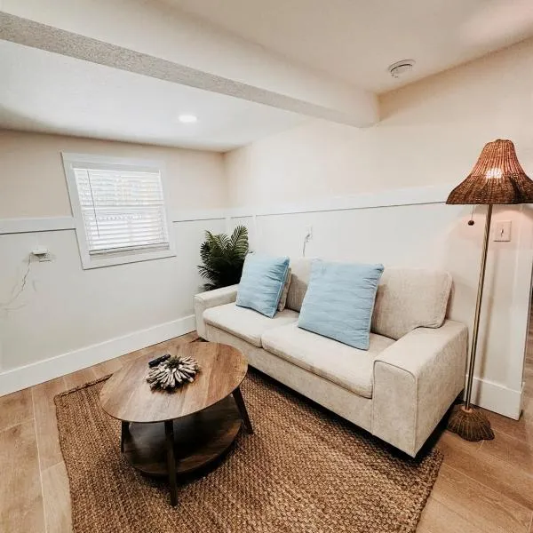 Contemporary Beach Bungalow - King Bed - 5min Walk to Beach, hotel v destinaci Clearwater Beach