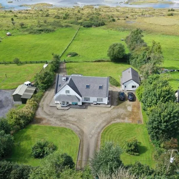 Detached house enjoying amazing views of Burren mountain, hotel a Tubber