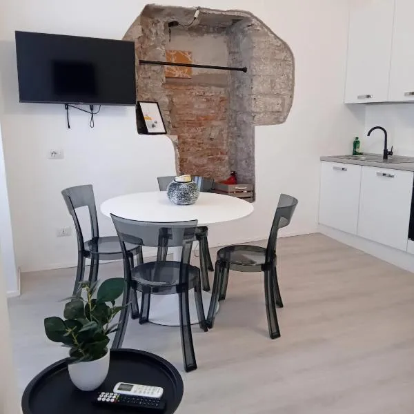 Piazza Roma apartment next como lake and station by revenue house, Hotel in Como