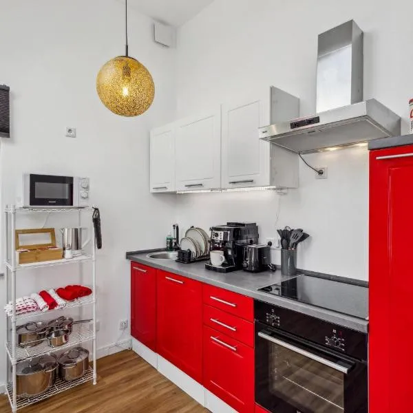 Harmonie Homes - Built in 2025 - Hotel-Quality Beds & Linen - Full Kitchen - Fiber WiFi - 4K Smart TV - 2 Balconies - Elevator - Free Private Parking - Near Augsburg - 20 Min via Autobahn to Munich-West, hotel in Dasing