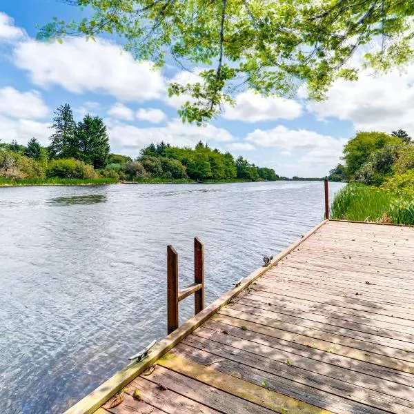 Morning Hikes & Beach Nights: Canalfront Condo!, hotel in Ocean Shores