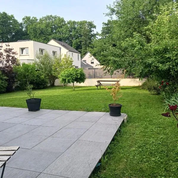 Chambre calme à la limite de Belfort, maison avec jardin proche du stade, du skatepark et de la rivière, hotel in Offemont