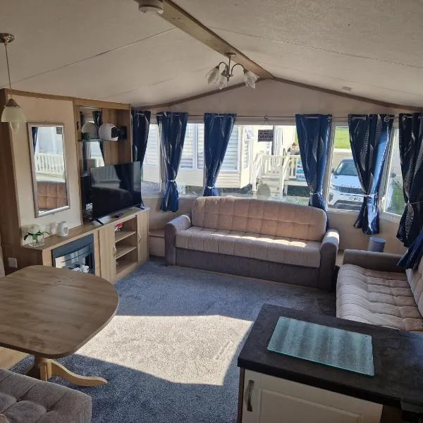 Spacious 6 Bed Caravan with Decking, hotel a Hayling Island