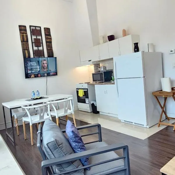 Perfect Location! Quiet-Spacious-2 Bed-2 Bath, hotel in Windsor