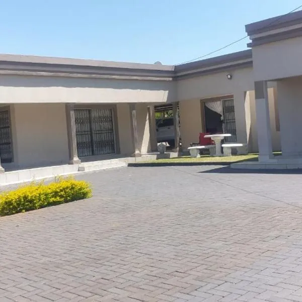 Kwa Mmaloapi Guest House, hotel in Rustenburg