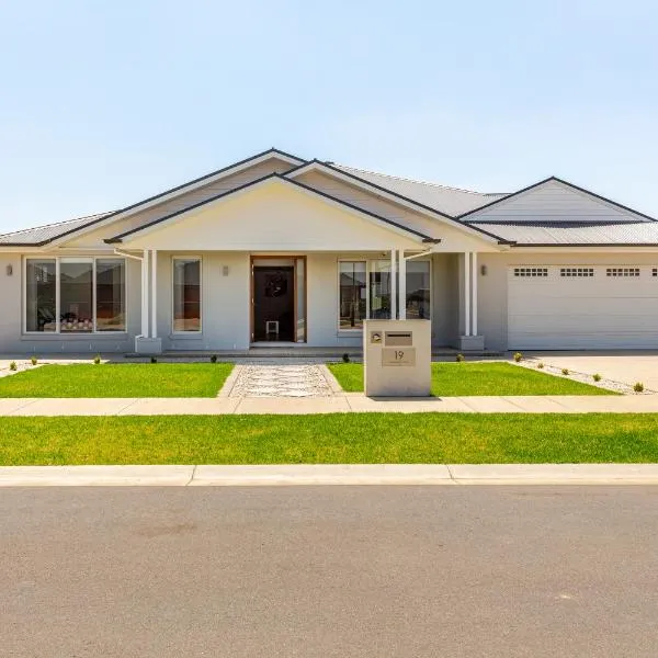 Large Premium Family Getaway with Centralised Heating, hotel in Shepparton