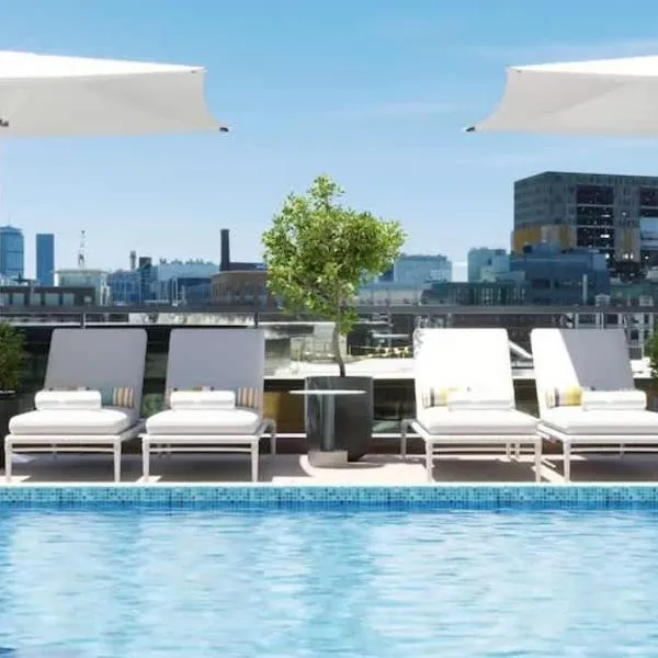 North End 2BR Condo w Pool & Gym, hotel in Boston