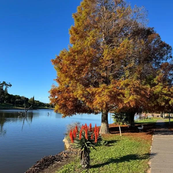 Serene waterfront escape! Luxury, King bed!, hotel in Durbanville