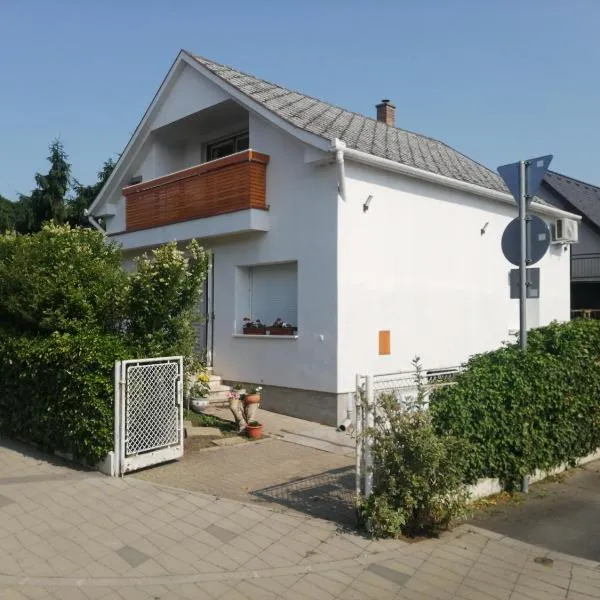 Nyárfa Vendégház, hotel v destinaci Balatonmáriafürdő