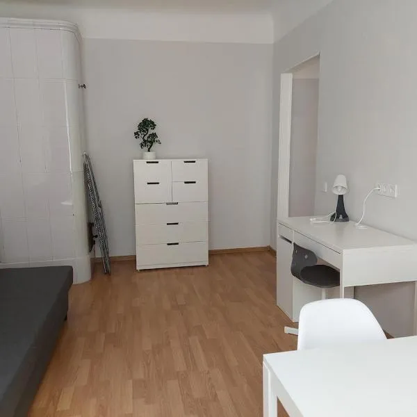 Lovely & sunny 2 rooms Free street parking, hotel in Rīga