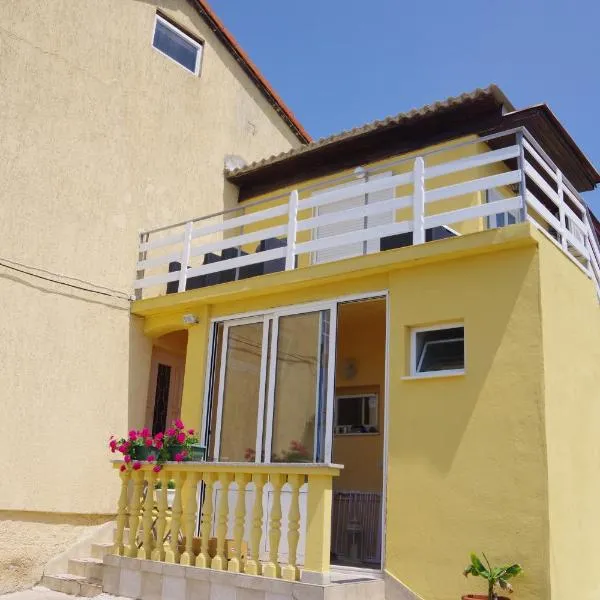 One Bedroom Apartment, hotel in Banjol