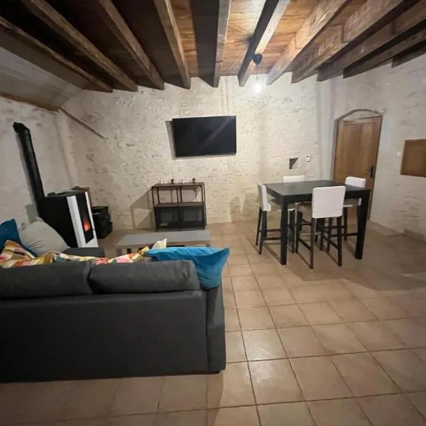 Maison atypique dans une tour, hotel v destinaci Neuvy-le-Roi
