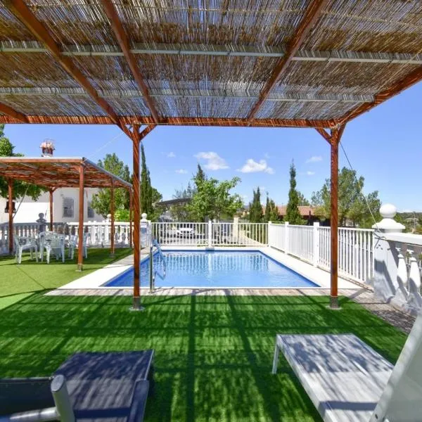 Exclusive Villa in Catadau: Pool & Private Gardens, hotel in Catadau