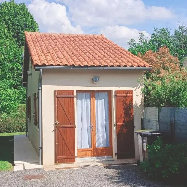 Maison T2 indépendante avec terrasse et parking, hotel in Buxerolles