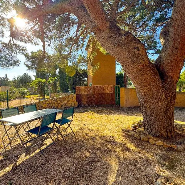 Paisible maison à l'ombre des pins, hotel a Fitou