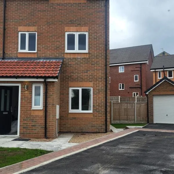 Modern 3-Bed House in Rotherham, WiFi, Garden & Free Parking，位于Kimberworth的酒店