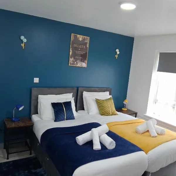 Premium Serviced Accommodation Nottingham - All Ensuite Rooms or Whole House - Near Train Station, City Centre & Trent Bridge - Fast Free WiFi - Parking, hotel in Nottingham
