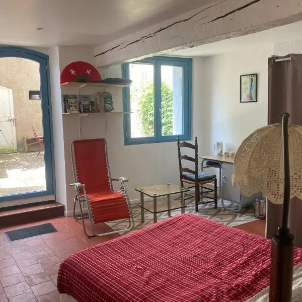 Chambre d'hôte avec cour privative, hotel v destinácii Saint-Sulpice