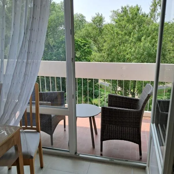 Le 7 - Appartement 2 pièces au calme en bord de rivière, wifi et parking privé gratuit, hotel in Montélimar