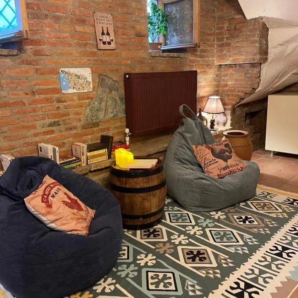 Wine Cellar Hostel, hotel v destinaci Tbilisi City
