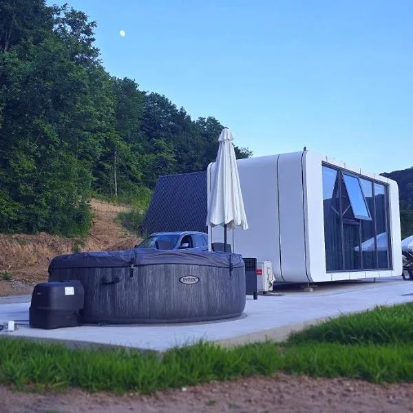 APPLE Cabin with Jacuzzi - Sauna, хотел в Drenova Glavica