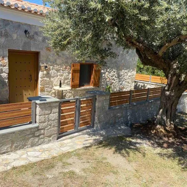 Cheerful 3 bedroom cottage with indoor fireplace，Avgón的飯店