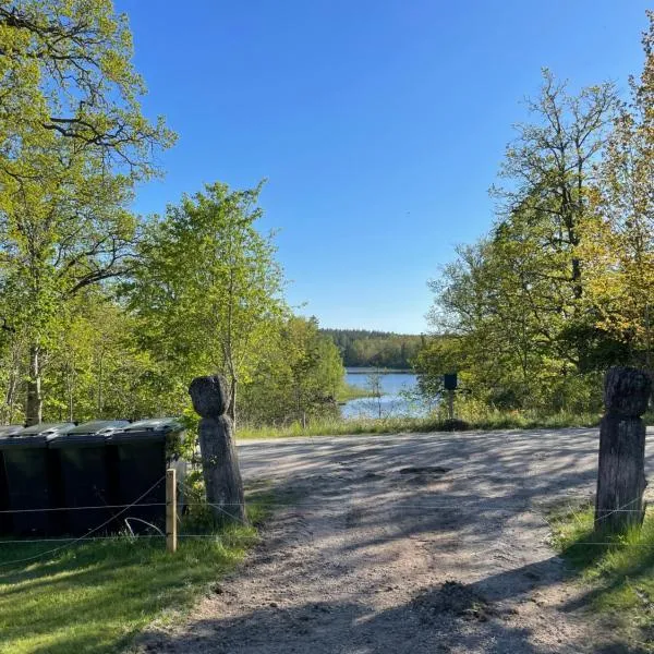 Helt hus m egen sjö, hotel v destinaci Falsterbo