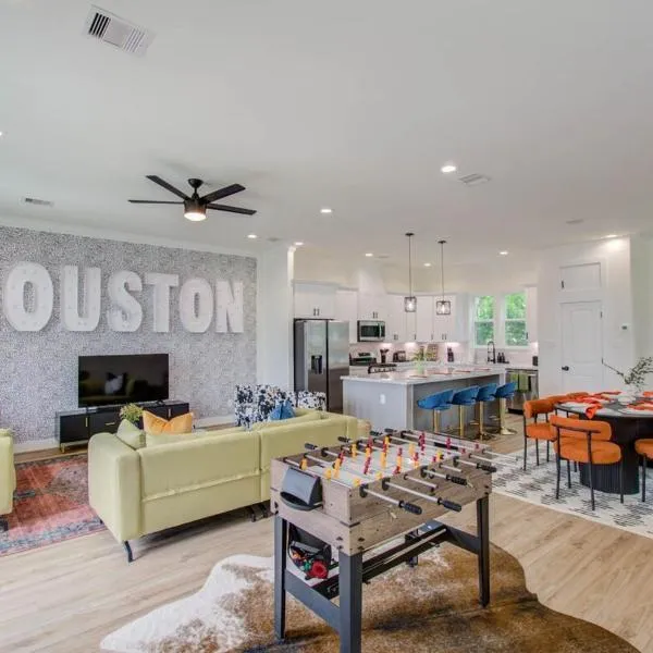 HTX Modern Retreat with Rooftop Cinema، فندق في هيوستن
