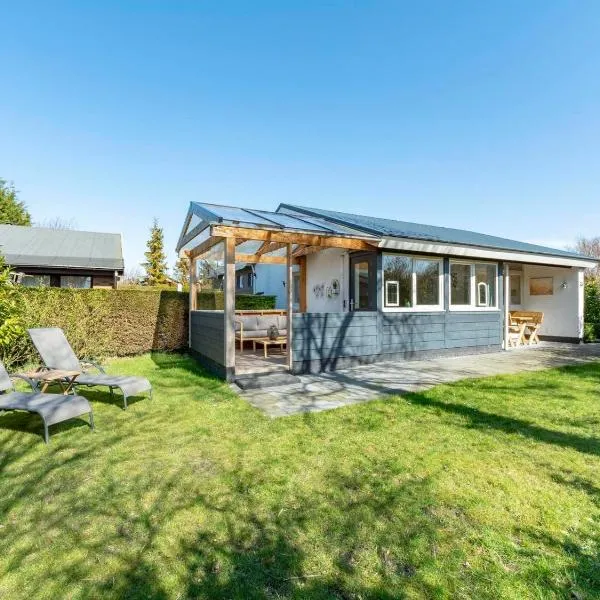 Bungalow in Sint Maartenszee near Beach, hotel in Sint Maartensvlotbrug