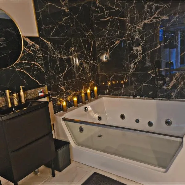 Très belle dépendance relaxante totalement indépendante, hotel in Tours