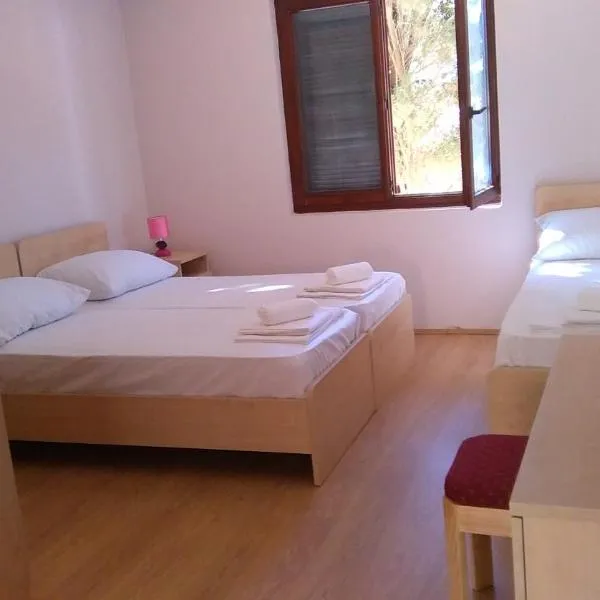 Resort Village T.N. Milna, hotel vo Vise