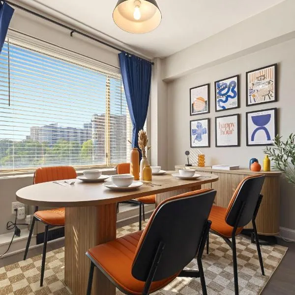 CASA Arlington Suite with Top-Tier Amenities & Parking, ξενοδοχείο στο Άρλινγκτον