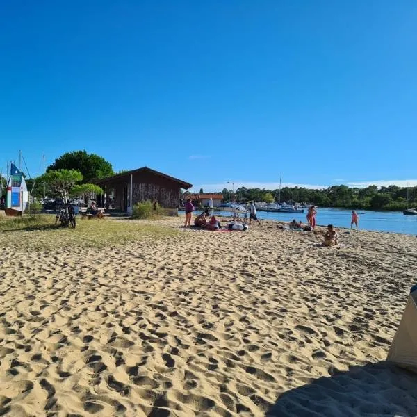 Résidence fermée Grande terrasse ombragée Piscine Plage Port Parc Gare, Hotel in Gujan-Mestras