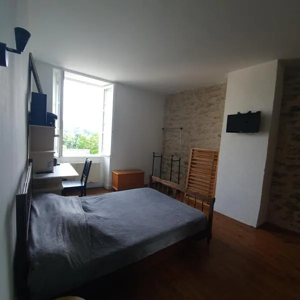 Chambre spacieuse vue sur le Lot - proche Cahors, hotel in Bellefont-La Rauze