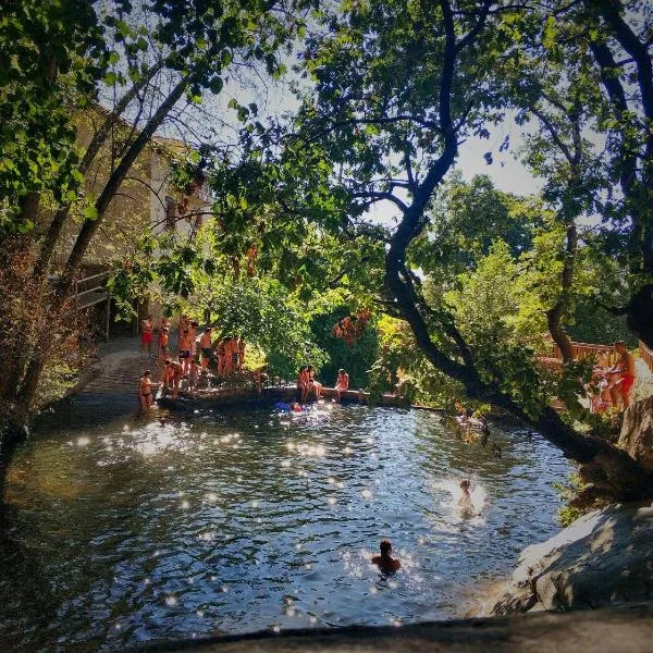 Casa Rural ARBEQUINA-PISCINA NATURAL a 100 metros, hotel v destinaci Casas del Monte