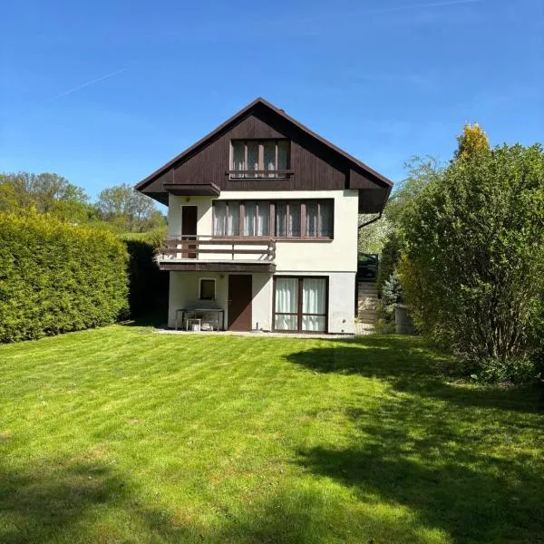 Chata Roda s vnitřní saunou, hotel in Rabyně