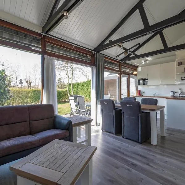 Bungalow near Sint Maartenszee Beach, ξενοδοχείο σε Sint Maartensvlotbrug