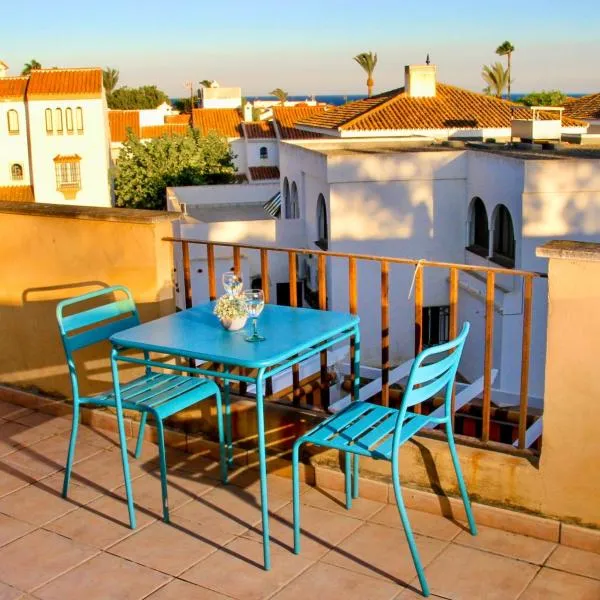 Ático con gran terraza a 50 metros de la playa de Casares – hotel w mieście San Luis de Sabinillas