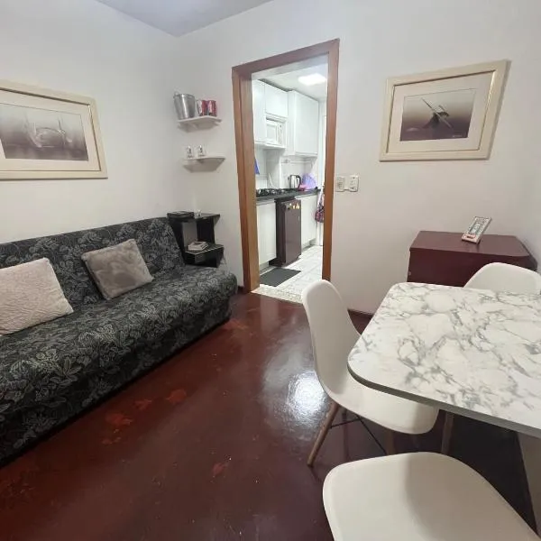 Flat Embarcadero com camareira, hotel in Porto Alegre