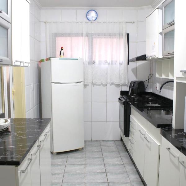 2 Quartos com Varanda sendo 1 Suíte, Cozinha completa, Vista Mar - Condomínio Frente Mar, Lazer completo com Piscina coberta e aquecida, Estacionamento, Portaria 24h - Apto indicado para Grupos, Famílias e Hóspedes a Trabalho, Praia da Guilhermina - Foto 5
