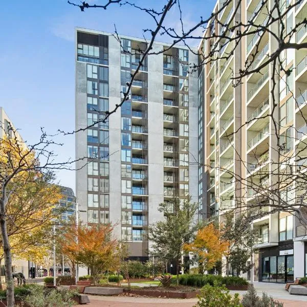 Patio Mt view 1BR apt in CBD near ANU and museum with free parking and WiFi, Hotel in Canberra